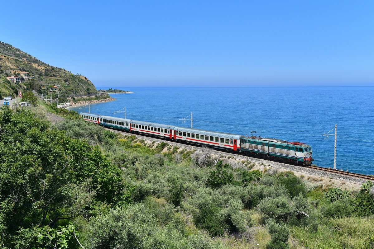E 656 052 mit IC 730 am 04.06.2019 bei Torremuzza.