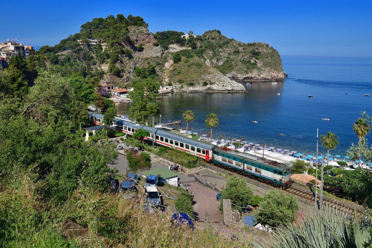 E 656 074 mit einem IC am 05.06.2019 bei Taormina.