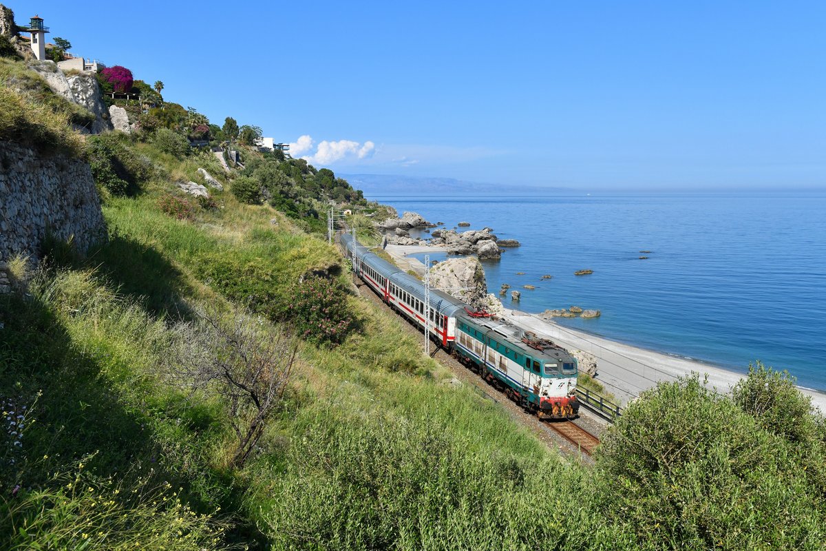 E 656 074 mit IC 721 am 05.06.2019 bei Letojanni. 