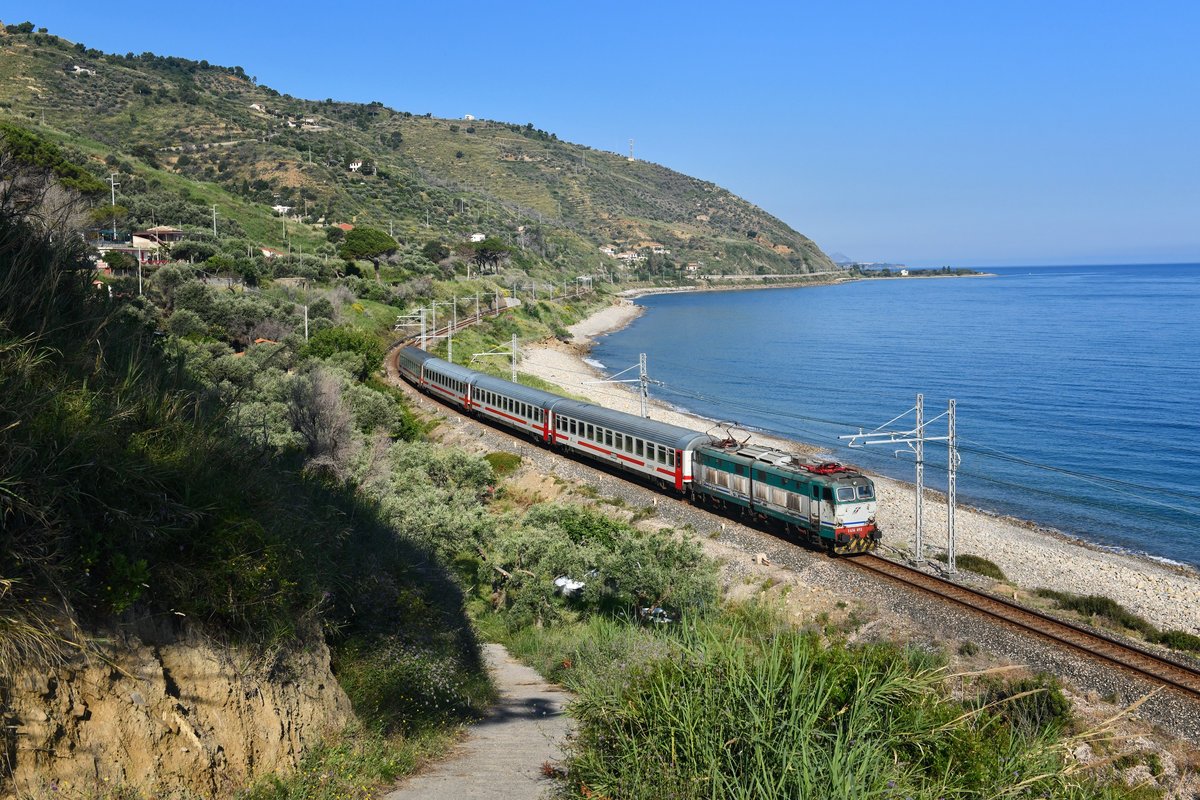 E 656 093 mit IC 1518 am 04.06.2019 bei Torremuzza 