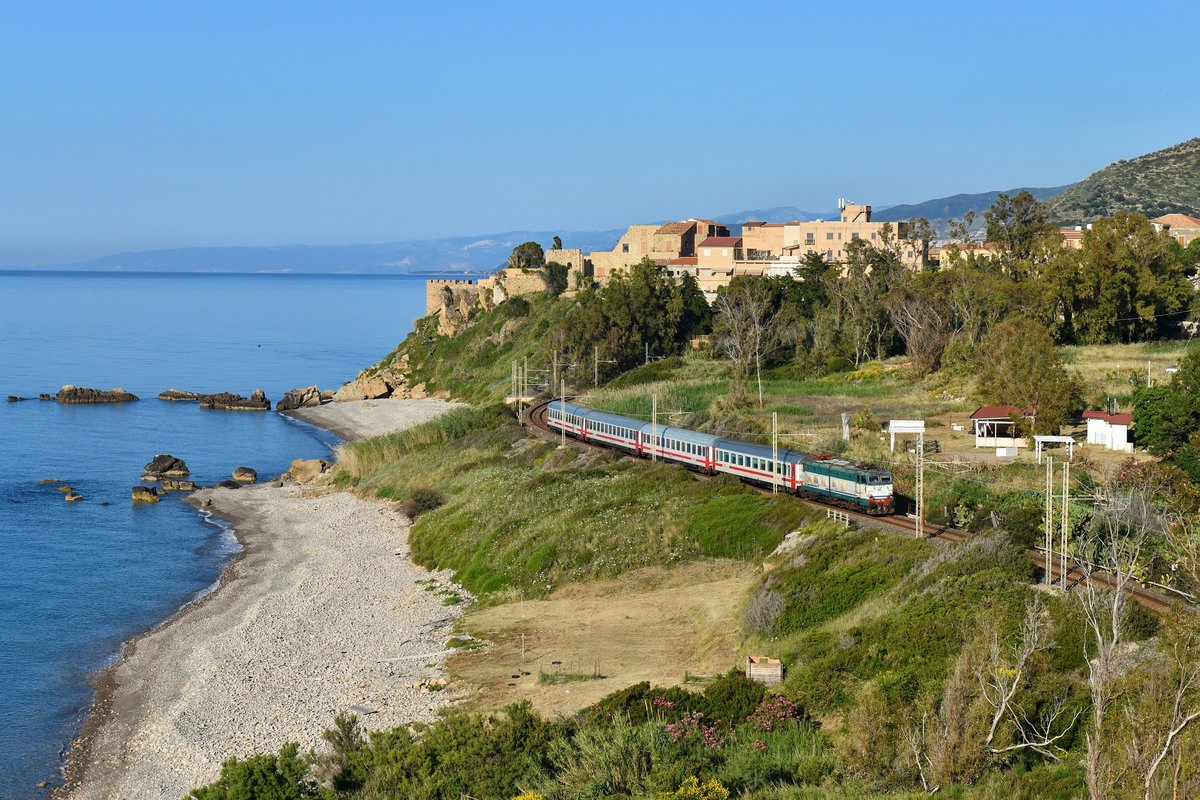 E 656 093 mit IC 1523 am 03.06.2019 bei Castel di Tusa.