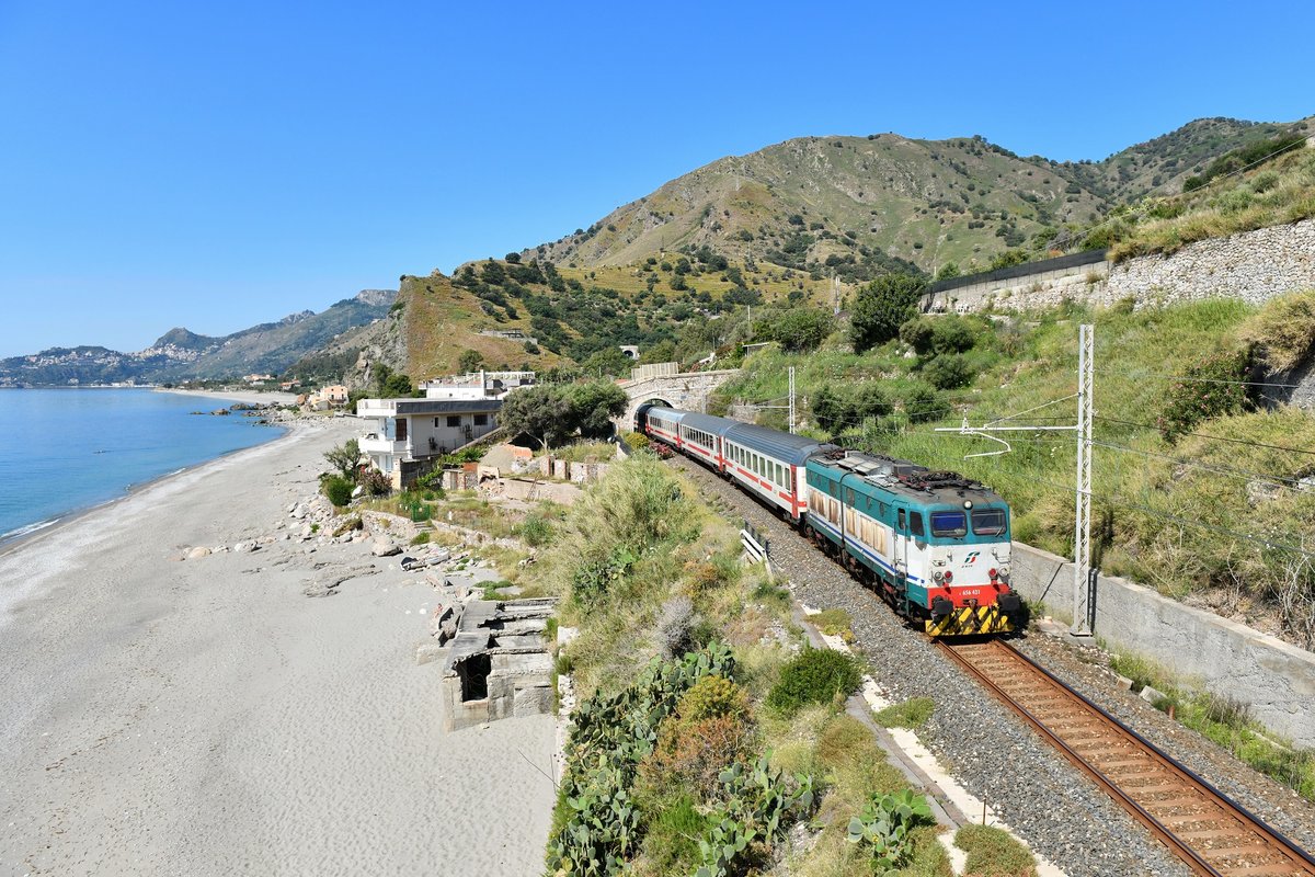 E 656 431 mit IC 722 am 05.06.2019 bei Letojanni.
