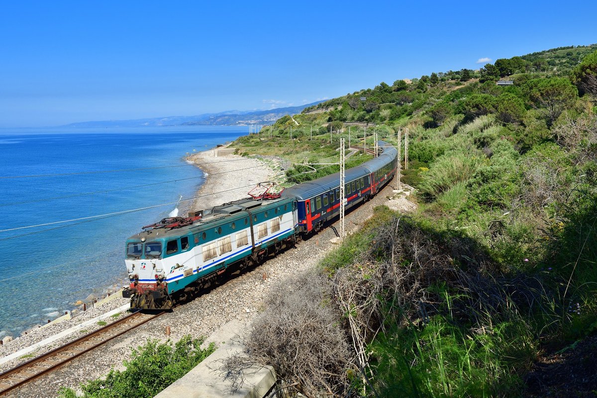 E 656 492 mit einem ICN am 03.06.2019 bei Castel di Tusa.