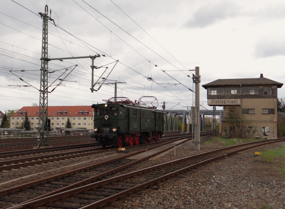 E 77 10 fährt am 18.04.15 durch Heidenau. Foto vom Bahnsteigende!