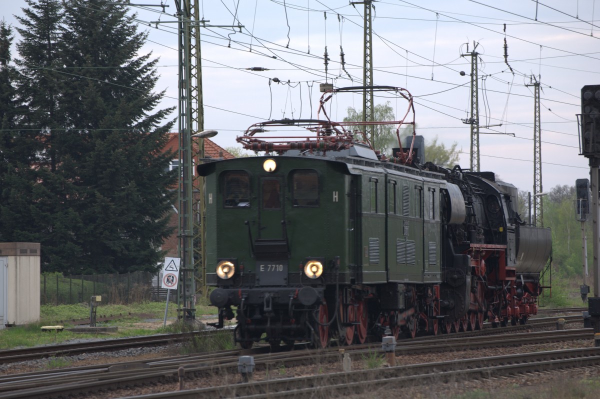 E 77 10 führt den kurzen Lokzug , 52 8154 - 8 ist , sicher nur mit einem Ruhefeuer ,im Schlepp. 04.11,2014  18:06 Uhr  Coswig, Einfahrt in die Kurve nach Niederwartha.