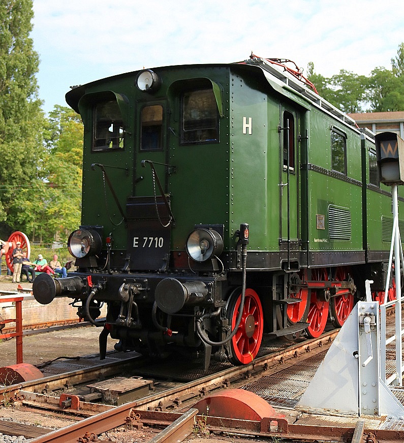 E 77 10 wird auf der Drehscheibe des DB Museums Halle (Saale) anlässlich des jährlichen Sommerfests präsentiert. Hier ist die Lokfront zu sehen. [26.8.2017 - 14:48 Uhr]