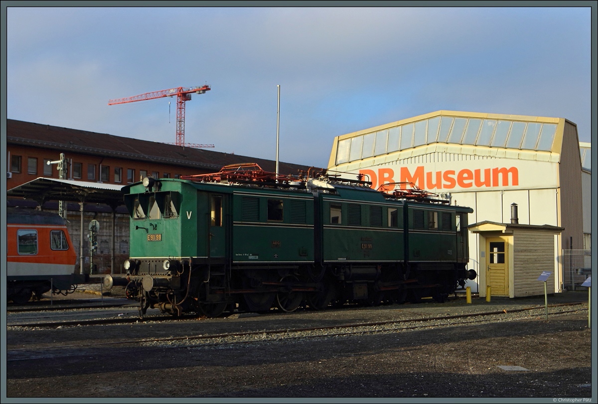 E 91 99 steht am 02.02.2019 auf dem Außengelände des Verkehrsmuseums Nürnberg. 