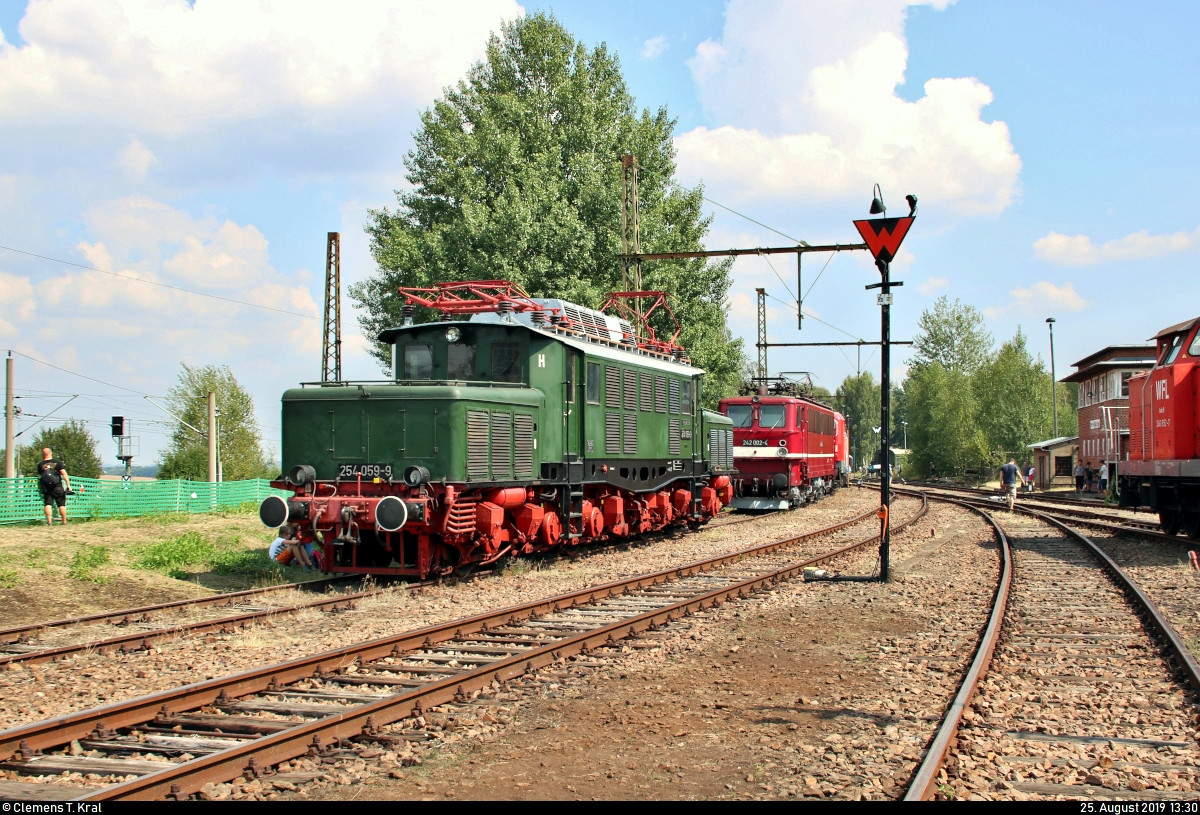 E 94 059 (DR 254 059-9) des Sächsischen Eisenbahnmuseum Chemnitz-Hilbersdorf e.V. (SEM) steht anlässlich des 28. Heizhausfests im SEM.
[25.8.2019 | 13:30 Uhr]
