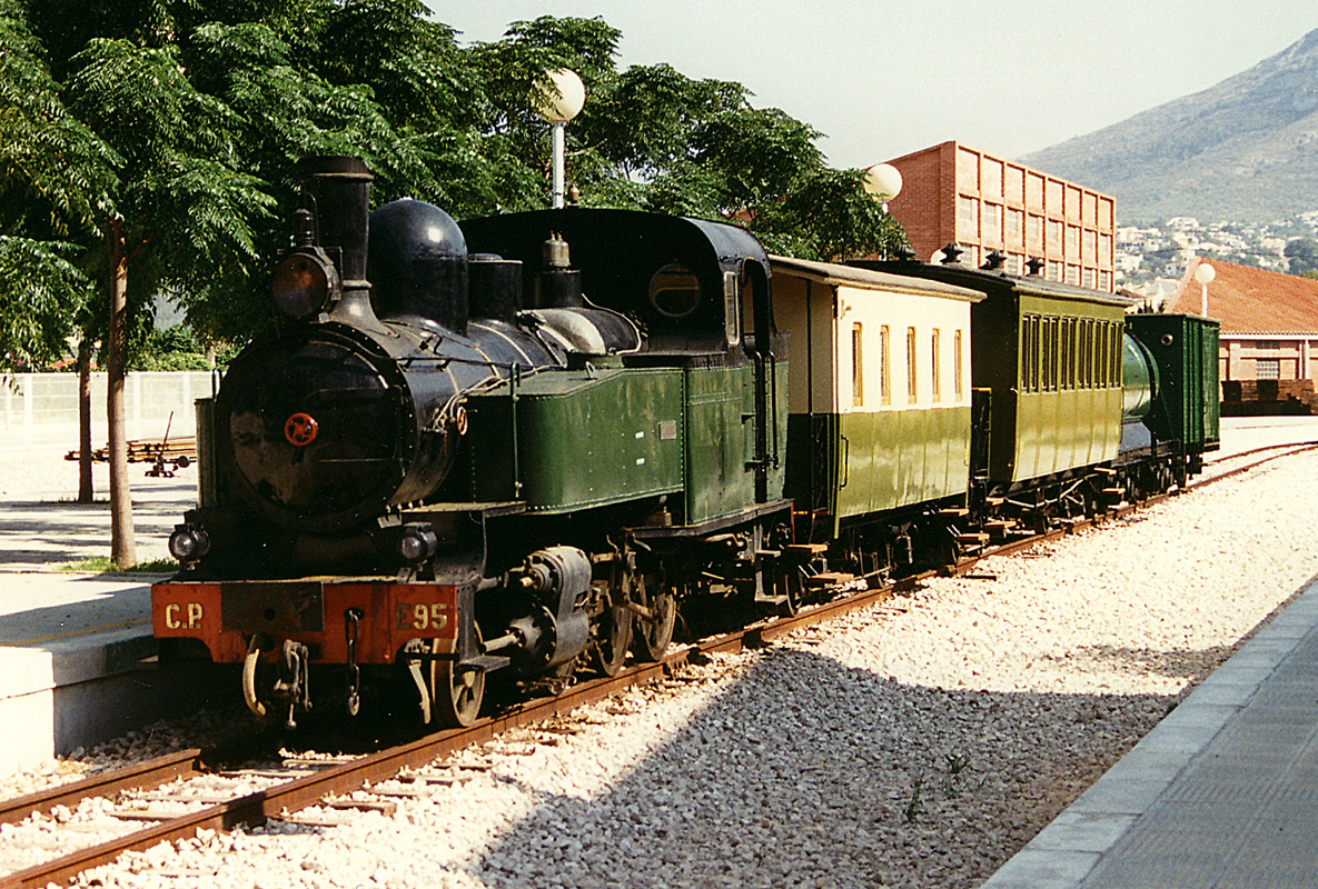 E 95xCP / FEVE / Bahnhof Denia / Eingescanntes Dia / 25.08.1995