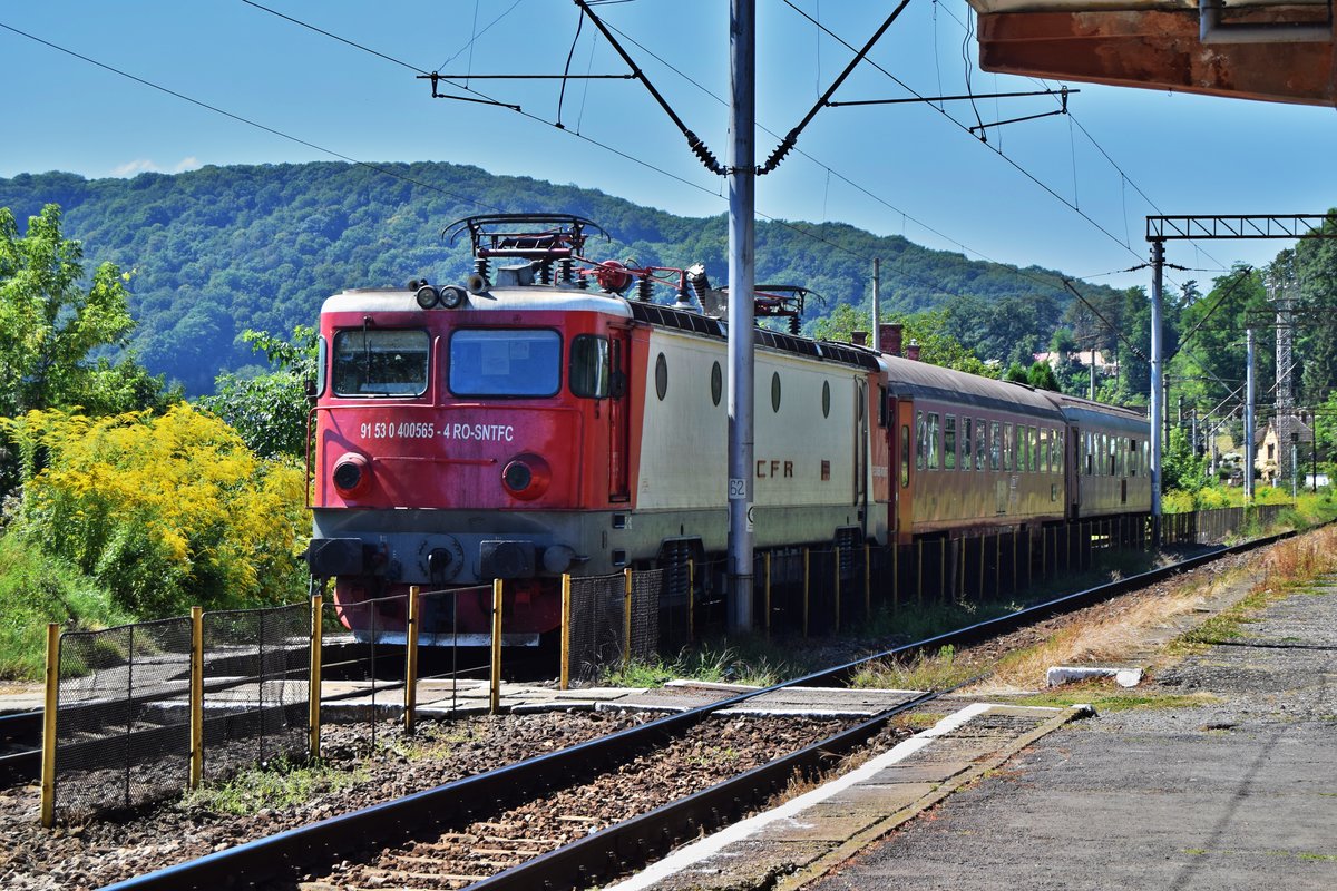 E-Lok 0 400565-4 wartet am 28.08.2016 abgestellt mit Regio-Garnitur an Gleis 1 des Bahnhofs Sighisoara.