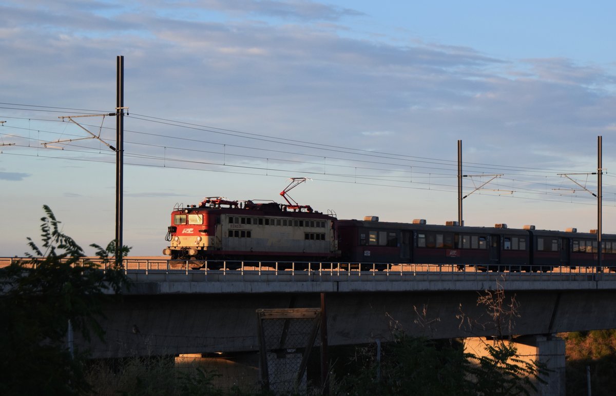 E-Lok 0 42 5570-5 mit Regio aus Richtung Calarasi auf einer Brücke, etwa 40 km entfernt von Bukarest, am 03.08.2016.