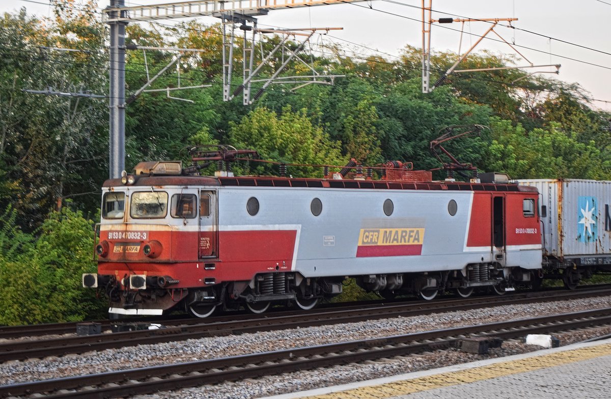 E-Lok 0-470-832-3 zieht am 21.08.2016 mit Containerzug aus Constanta im Bahnhof Bucuresti Baneasa hinein.