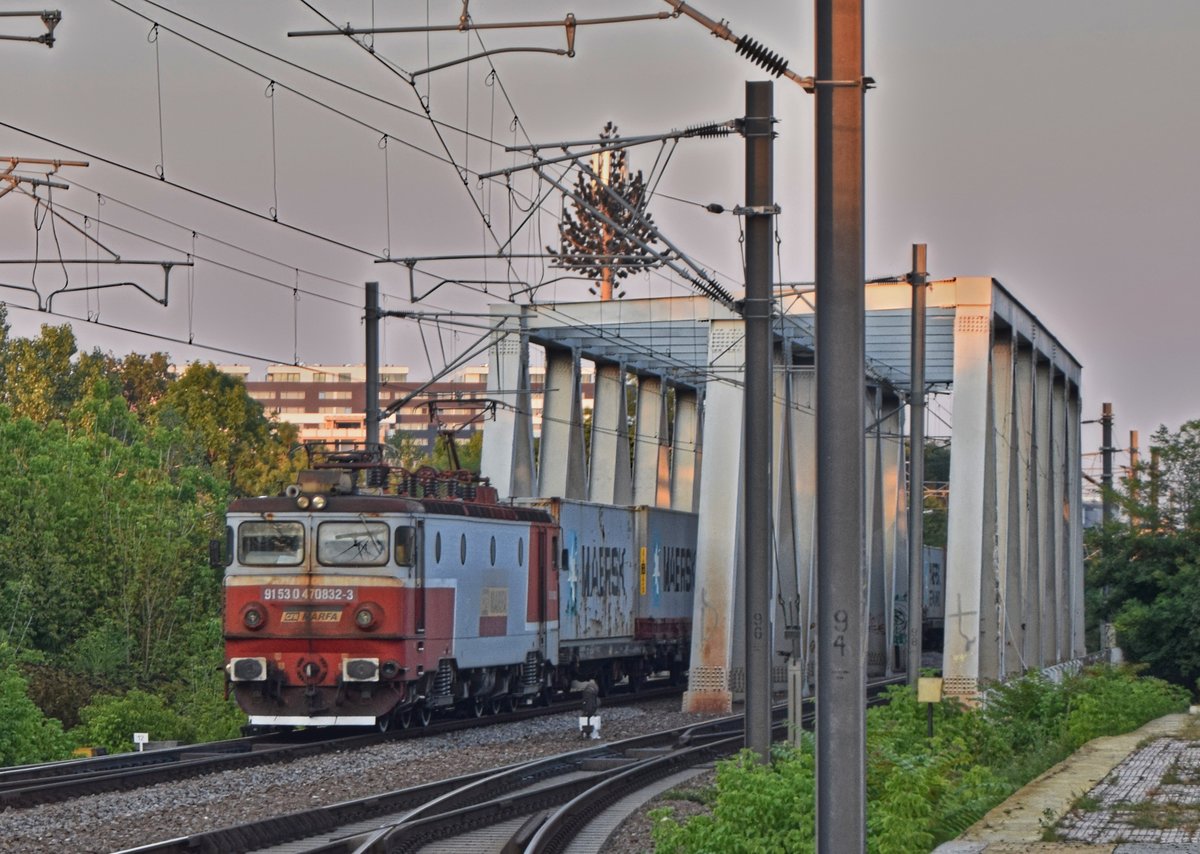 E-Lok 0-470-832-3 zieht am 21.08.2016 mit Containerzug aus Constanta im Bahnhof Bucuresti Baneasa hinein.