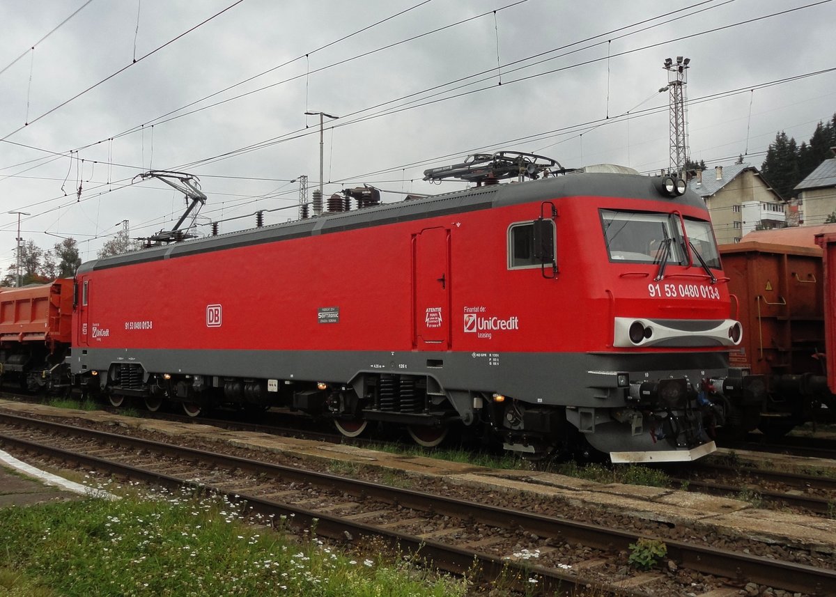 E-Lok 0 48 0017-3 der DB-Schenker mit Kieswagenzug in Bahnhof predeal am 27.09.2014