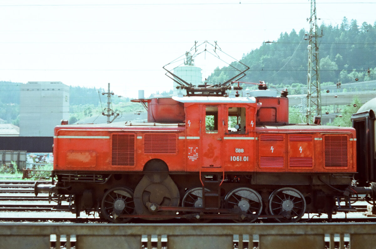 E-Lok 1061.01 (ÖBB) am Innsbrucker Westbahnhof (1983)