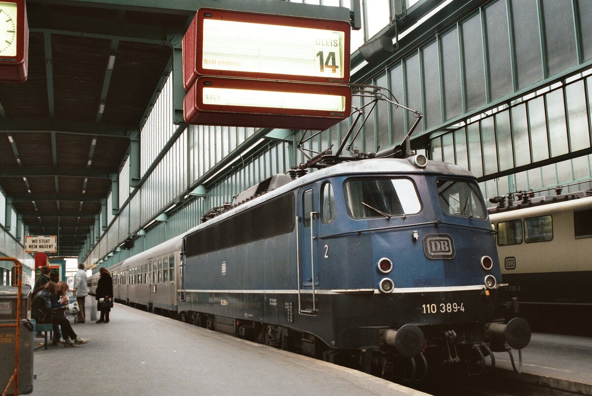 E-Lok 110 389-4 (DB) auf Gleis 14 des früheren Stuttgarter Hauptbahnhofs (1983)