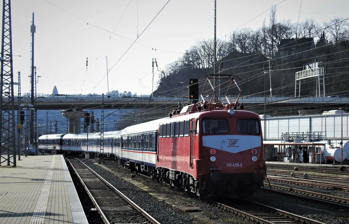 E-LOK 110 459-5 MIT TRI-SONDERWAGEN IN SIEGEN
GFF-Lok 110 459-5 mit TRI-Sonderwagen verlässt am 13.2.22 als Leerfahrt/Überführungsfahrt den Bahnhof SIEGEN in Fahrtrichtung BETZDORF/KÖLN....