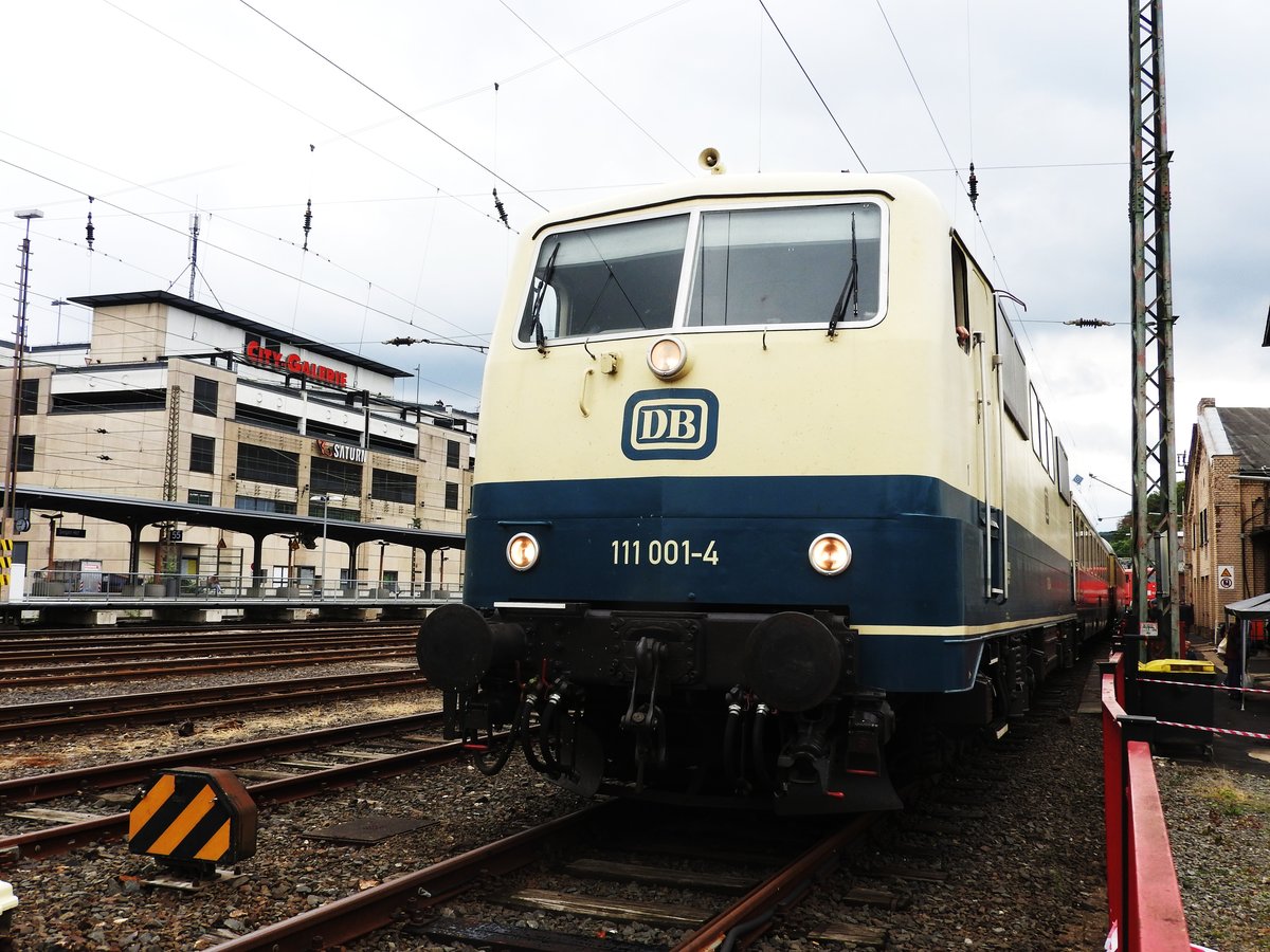 E-LOK 111 001-4 MIT PENDELZUG IN SIEGEN(LOKSCHUPPENFEST)
Mit111 001-4,Diesellok 212 372-7 und Abteilwagen in Rot-Beige aus KOBLENZ-LÜTZEL
wurden beim Lokschuppenfest 2018 Pendelfahrten zwischen SIEGEN und KREUZTAL
durchgeführt..hier bei Ausfahrt aufs Hauptgleis am 25.8.2018....