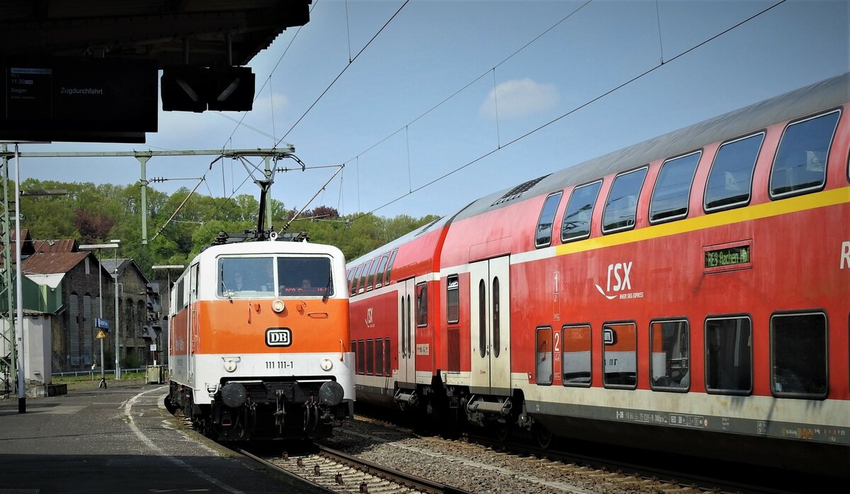 E-LOK 111 111-1 NEBEN RSX IM BAHNHOF BETZDORF
Seltene Begegnung im Bahnhof BETZDORF/SIEG: Die bildschöne 111 111-1 mit Sonderzugwagen
der TRI neben dem RSX Siegen-Köln....10.5.22