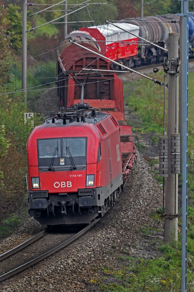 E-Lok 1116 197 schlängelt sich mit einem gemischten Güterzug auf der Nordumfahrung des Rbf München Nord vorbei.Bild vom 27.9.2014 von öffentlicher Fussgängerbrücke