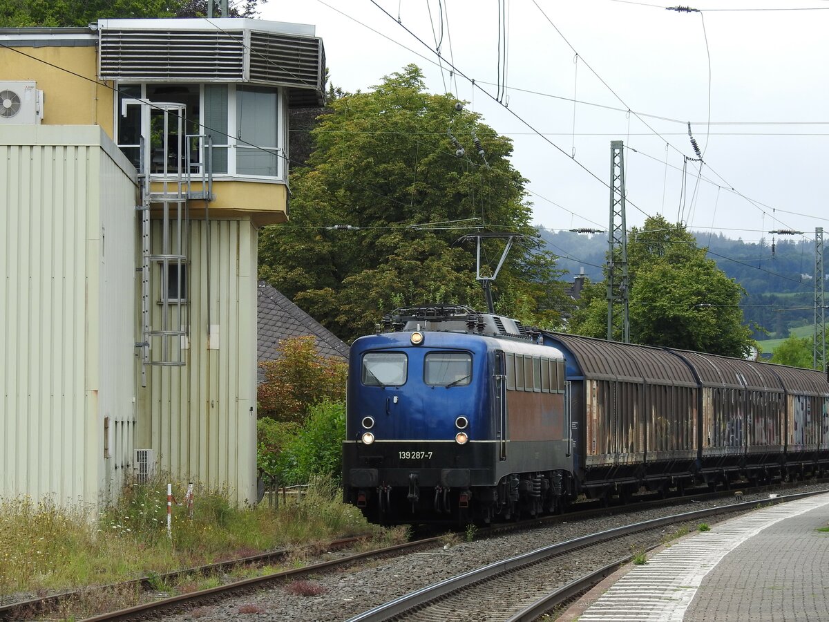 E-LOK 139 287-7(BAYERNBAHN)IN HAIGER/HESSEN
Am 17.8.21 auf der Dillstrecke in HAIGER 139 287-7 der BAYERNBAHN.....