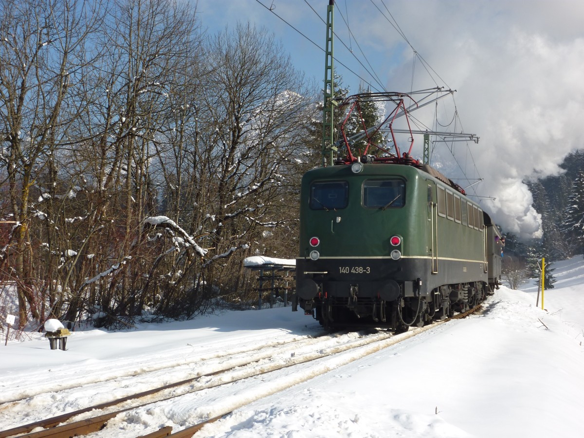 E-Lok 140 438-3 der Bayernbahn mit BEM Sonderzug Ski-Express bei der Ausfahrt  aus Bahnhof Klais in Richtung Mittenwald am 07/02/2015 Videos der Zug Teil 1 (München-Pasing) https://www.youtube.com/watch?v=BwssjIqFwF4 - Teil 2 (Garmisch/Partenkirchen) https://www.youtube.com/watch?v=Y9Pm4QXKhtI - Teil 3 (Klais-Mitteenwald) folgt bald
