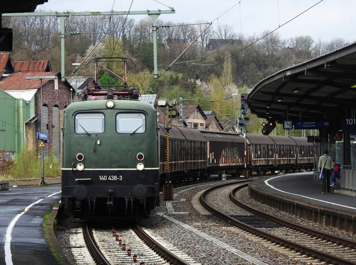 E-LOK 140 438-3( BAYERN-BAHN )MIT GÜTERZUG IM BAHNHOF BETZDORF/SIEG
Ein  altes Schlachtross ,E-Lok 140 438-3,durchquert mit Güterzug am 17.4.2019
den Bahnhof BETZDORF/SIEG....