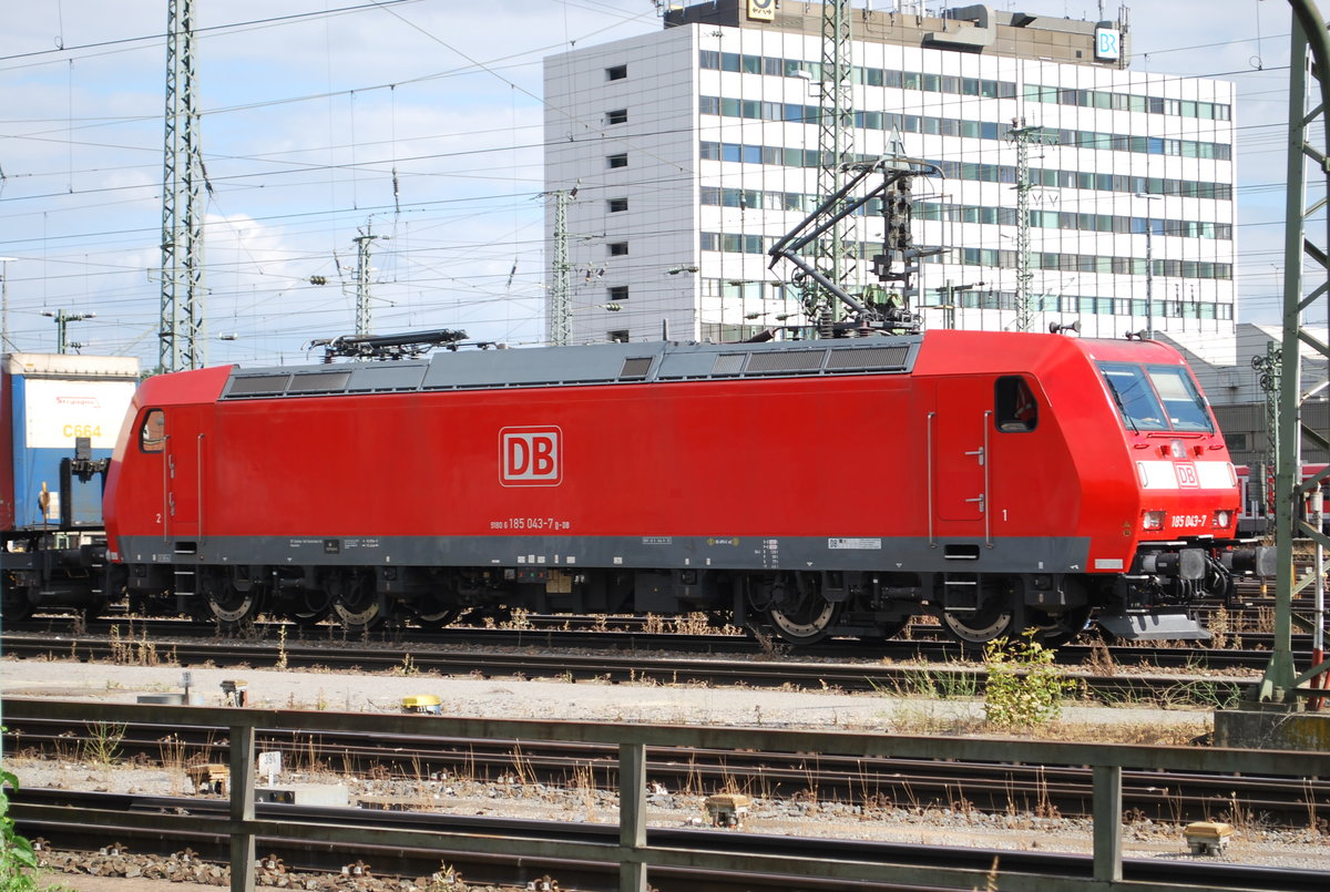 E-Lok 185 043-7 wartet im Würzburger Hauptbahnhof mit einem Containerzug auf Grün (Juli 2016).