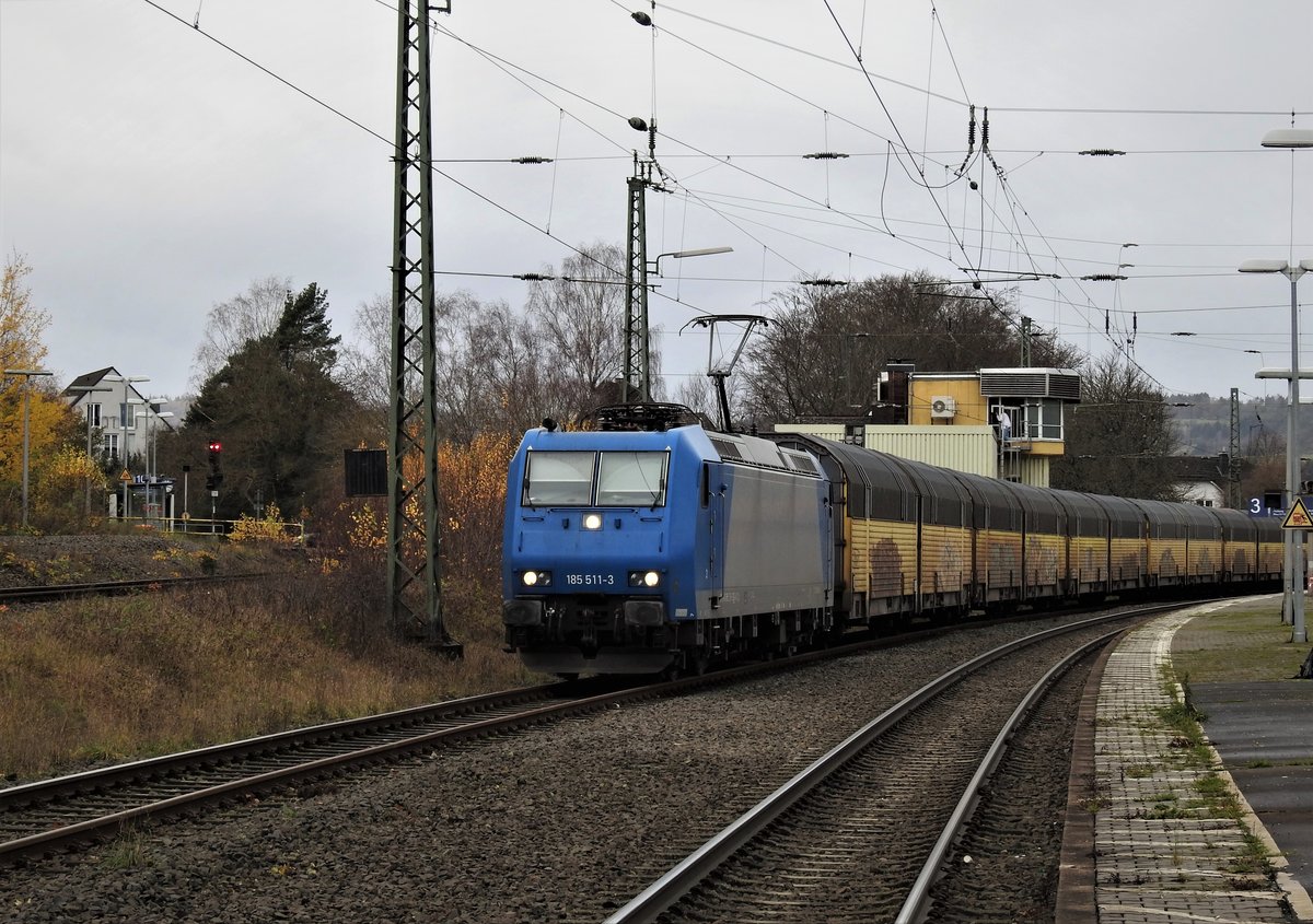 E-LOK 185 511-3 AUF DER DILLSTRECKE IN HAIGER
Mit Güterzug am 21.11.20 auf der Dillstrecke in HAIGER in Fahrtrichtung
Dillenburg/Frankfurt unterwegs,die 185 511-3.
Das obere Gleis mit Rot-Signal zweigt hier ab zur HELLERTALBAHN Neunkirchen-
Herdorf-Betzdorf...