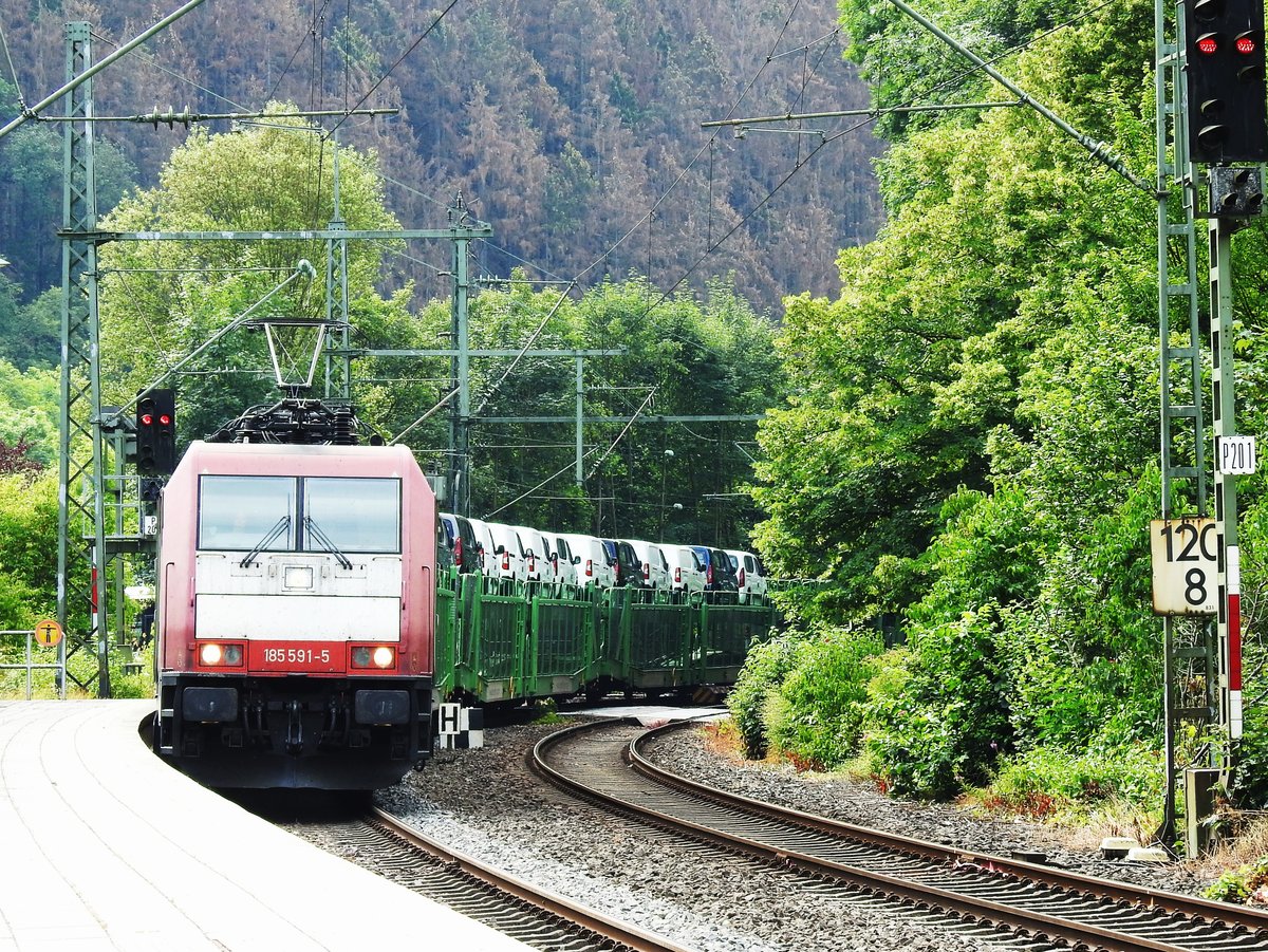 E-LOK 185 591-5 MIT AUTOTRANSPORT-ZUG IN KIRCHEN/SIEG
CROSSRAIL-Lok 185 591-5 durchquert hier am 11.7.2019 mit langem Autotransportzug
den Bahnhof KIRCHEN/SIEG,Stadt der JUNG-Lokomotiven.....