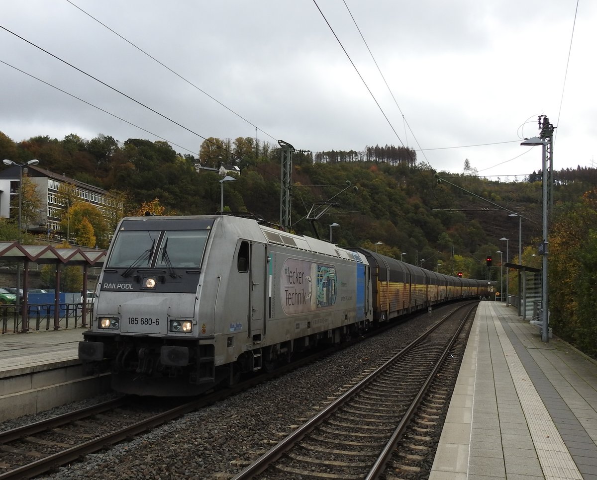 E-LOK 185 680-6(RAILPOOL)AUF DER SIEGSTRECKE IN KIRCHEN/SIEG
Die BOMBARDIER-TRAX F140 der RAILPOOL mit langem Güterzug auf Durchfahrt Bahnhof
KIRCHEN/SIEG in Fahrtrichtung SIEGEN..am 16.10.2019