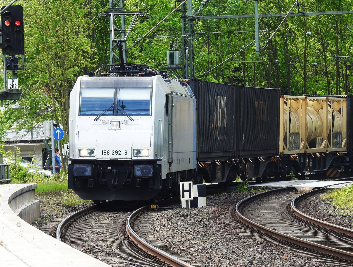E-LOK 186 292-9 DER  RAILPOOL  BEI FAHRT DURCH KIRCHEN/SIEG
Mit einem Containerzug durchquert hier 186 292-9 der  RAILPOOL  den Bahnhof
von KIRCHEN/SIEG..Das in München ansässige Unternehmen ist mit 400 E-Loks,
überwiegend im silberfarbigen outfit,in 14 europäischen Ländern aktiv..am 14.5.2019