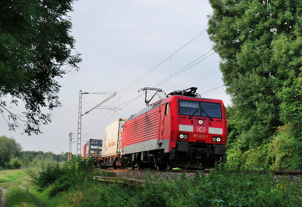 E-Lok 189 022-7 mit einem Containerzug auf dem Weg nach Aachen. KBS 485 Mönchengladbach - Aachen am Abend des 1.Aug.2017