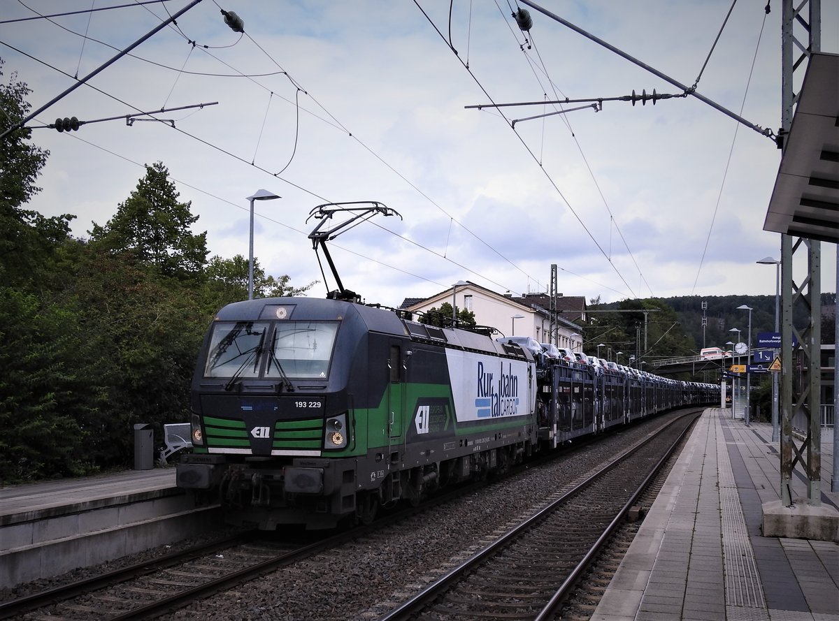 E-LOK 193.229 ELL MIT AUTOTRANSPORTZUG IN KIRCHEN/&SIEG
Autotransportzug mit Luxuskarossen aus Untertürkheim und ELL.Lok 193 229
am 31.8.2020 in KIRCHEN/SIEG.....ö