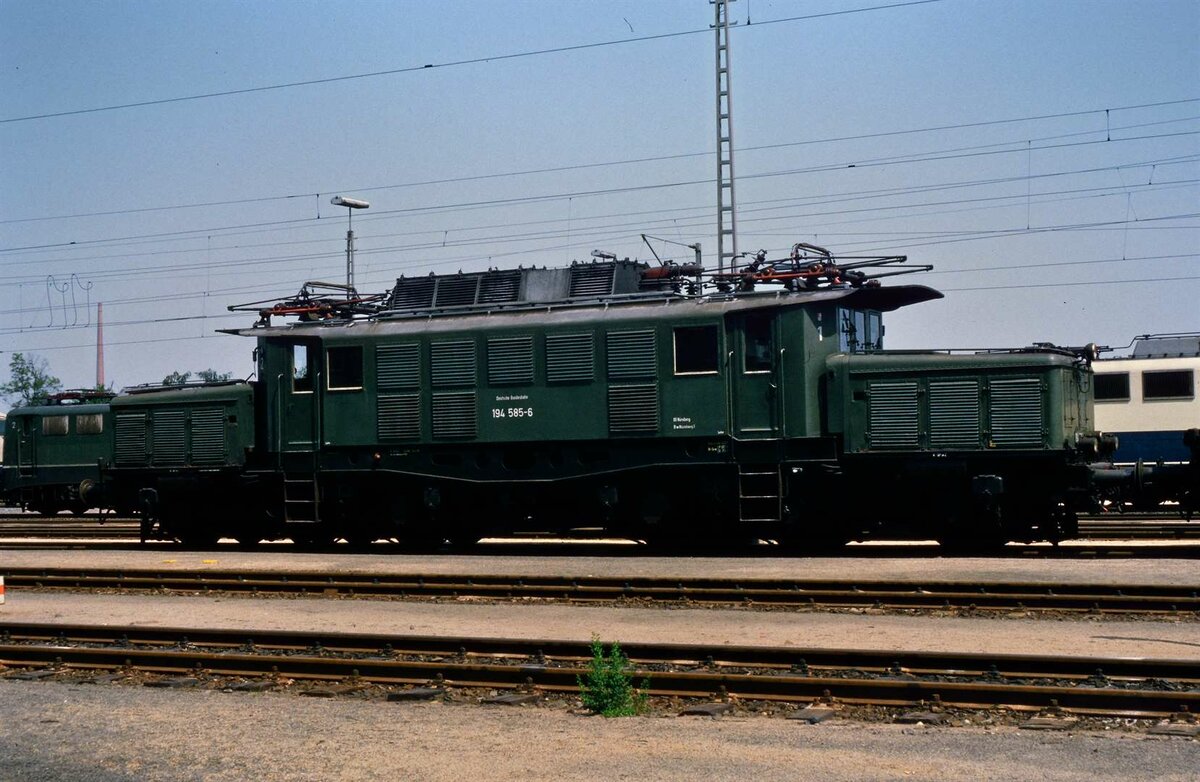 E-Lok 194 585-6 vor dem Bahnbetriebswerk N�rnberg, 27.05.1985