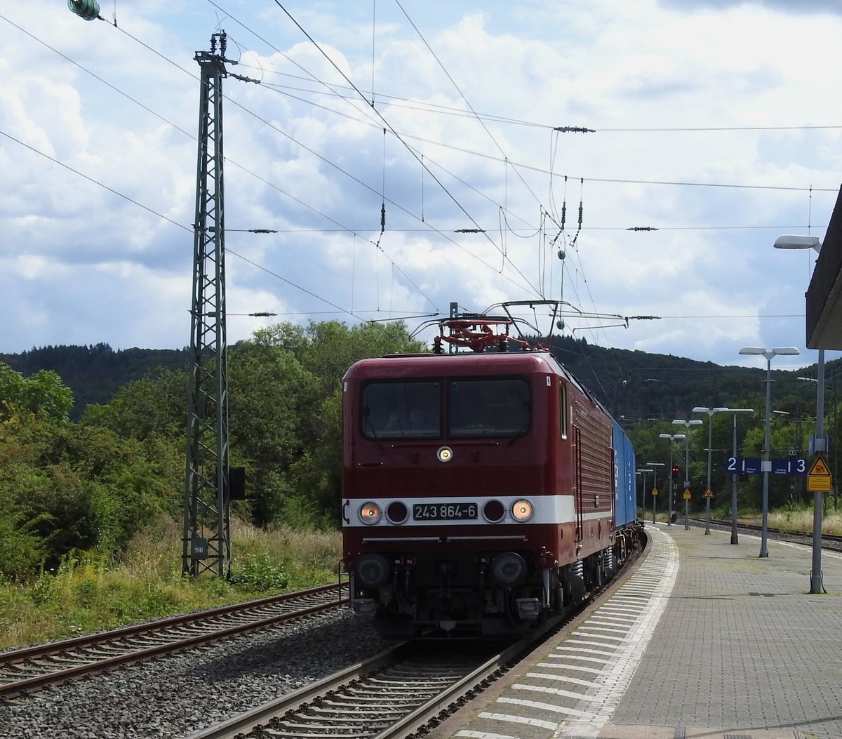 E-LOK 243 864-6 AUF DER DILL-SIEG-STRECKE IN HAIGER
Mit langem Containerzug am 3.8.2020  auf Durchfahrt im Bahnhof HAIGER/HESSEN....