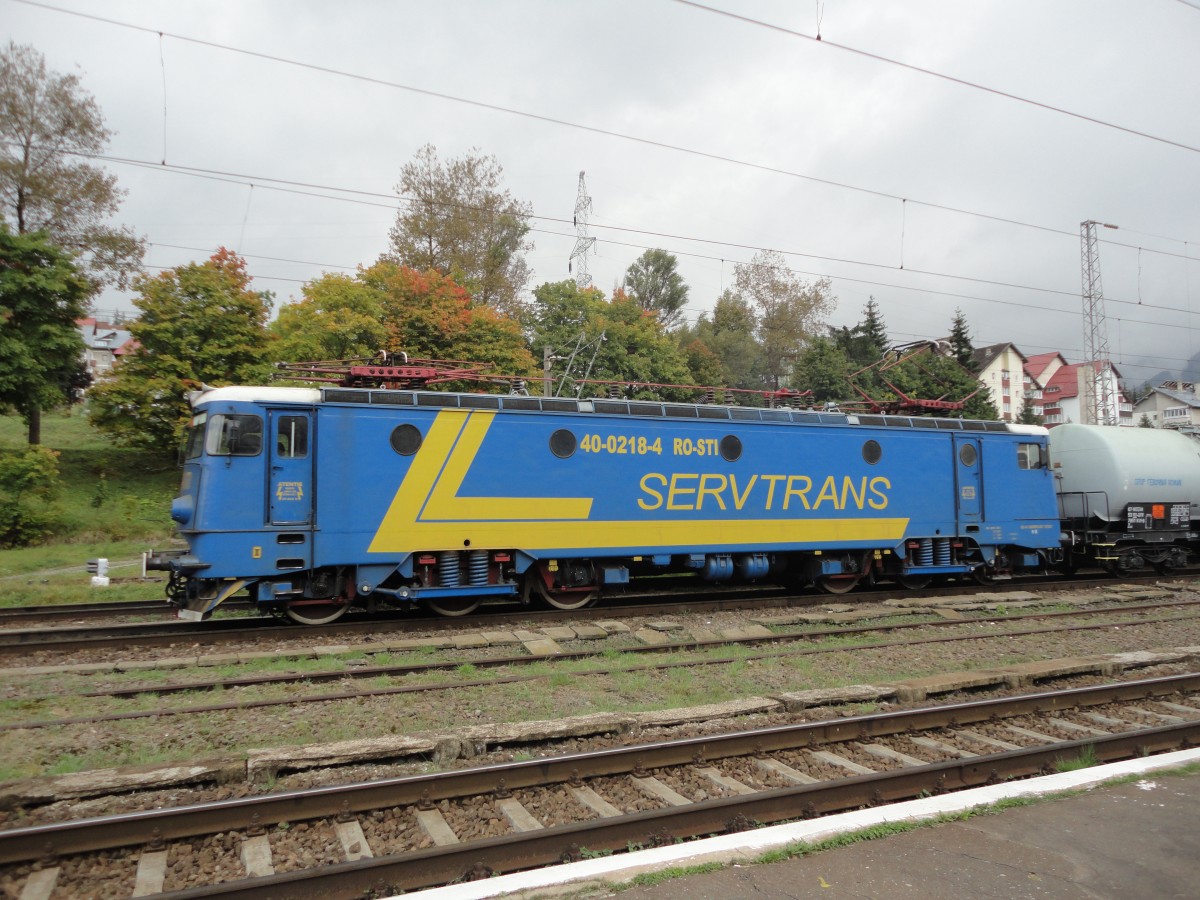 E-Lok 40-0218-4 wartet mit Kesselwagenzug im Bahnhof Predeal am 27.09.2014.