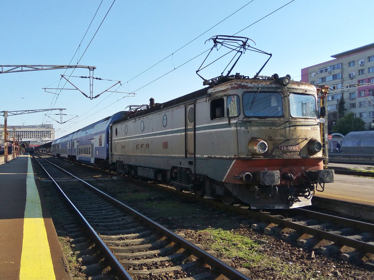 E-Lok 40-0236-6 zieht mit Doppelstockwagengarnitur am 09.10.2016 im Nordbahnhof Bukarest ein.