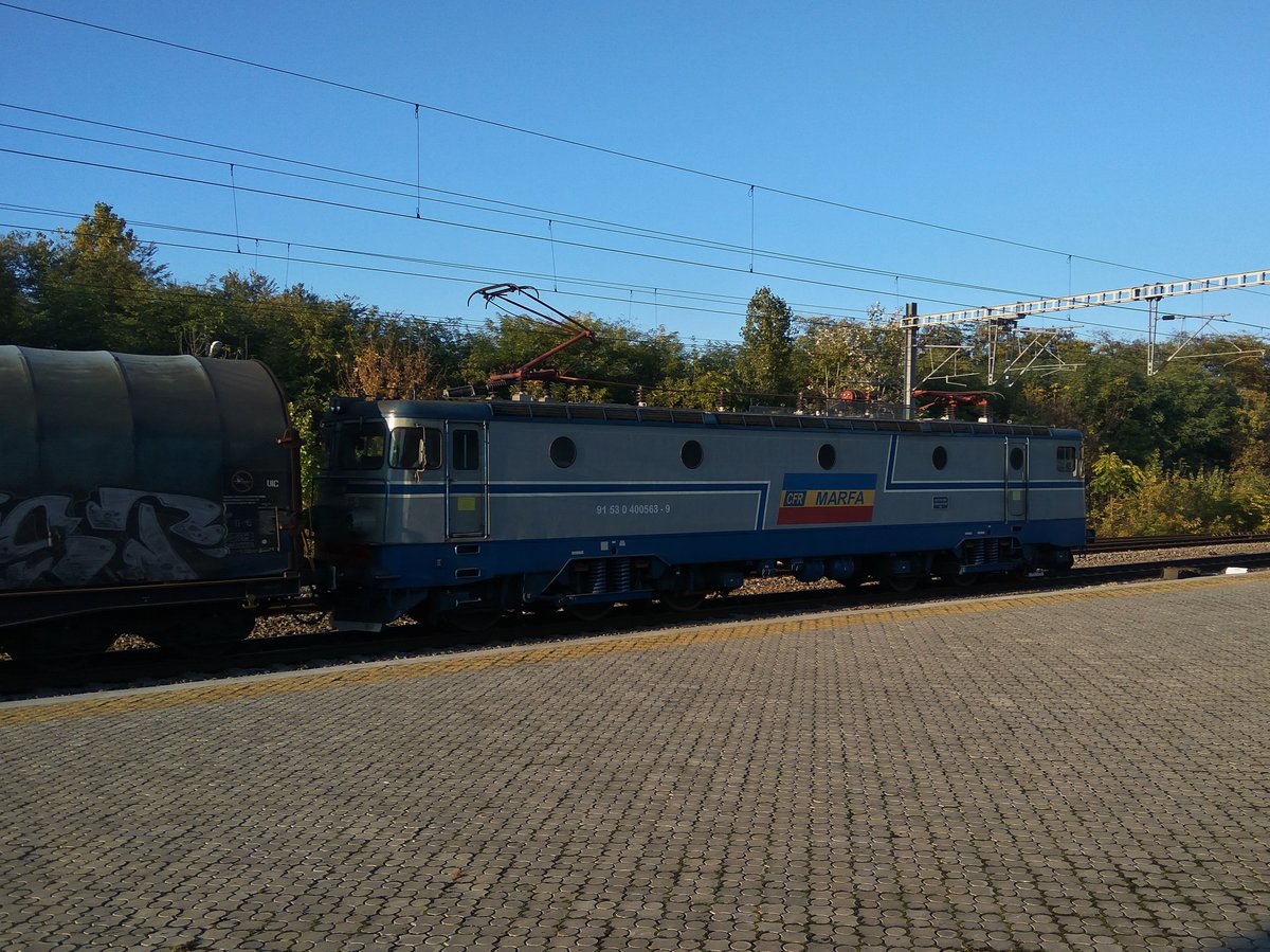 E-Lok 40-0563-9 durchfaehrt am 09.10.2016 Bahnhof Bucuresti Baneasa mit einer Guetergarnitur.