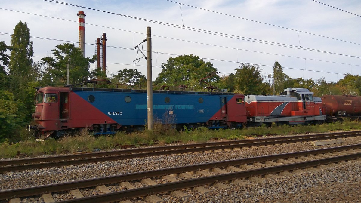 E-Lok 40-0728-2 und Diesellok 81-0805-2 im Bahnhof Bucuresti Baneasa am 08.09.2017
