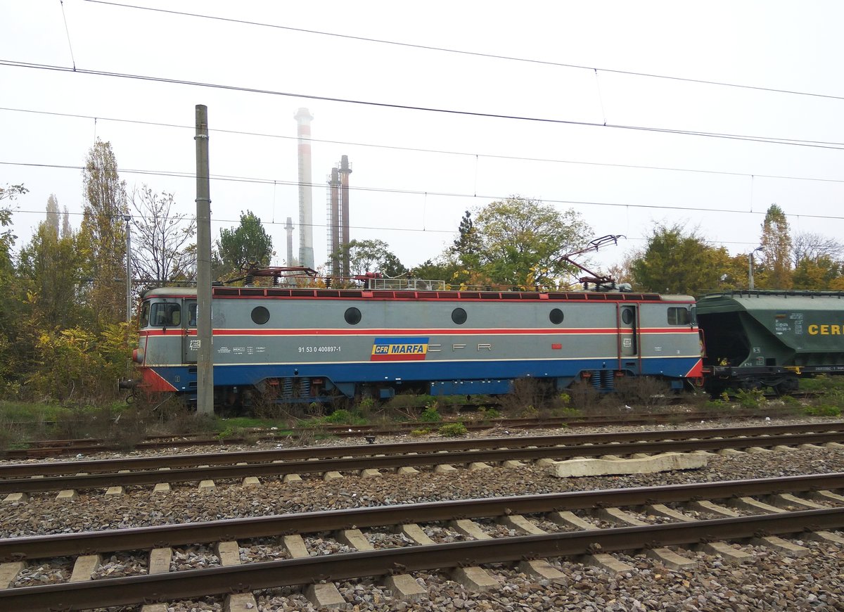 E-Lok 0 40-0897-1 wartet am 26.10.2016 mit Getreidezug in bahnhof Bucuresti Baneasa.