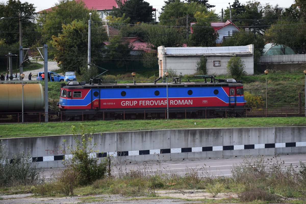 E-Lok 40-1010-4 der GFR (Grup Feroviar Roman) mit Kesselwagengarnitur bei Fetesti am 15.10.2016.