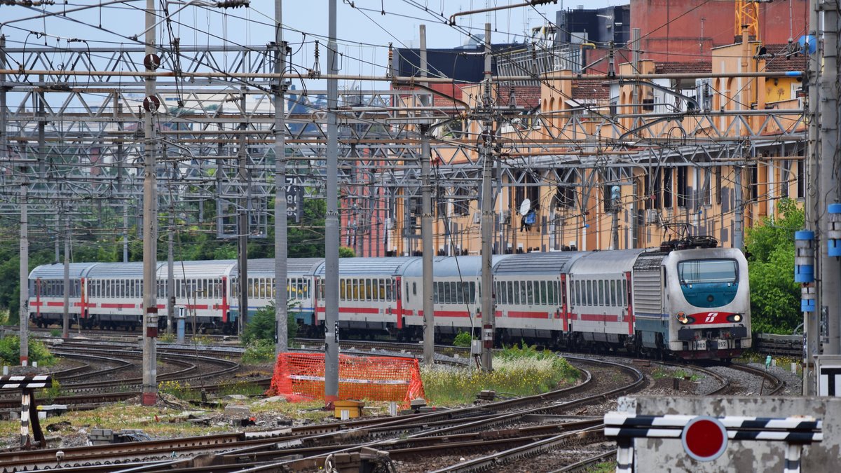 E-Lok 402.152 nähert sich am 23.05.2018 mit IC-Garnitur dem Bahnhof Roma Ostiense