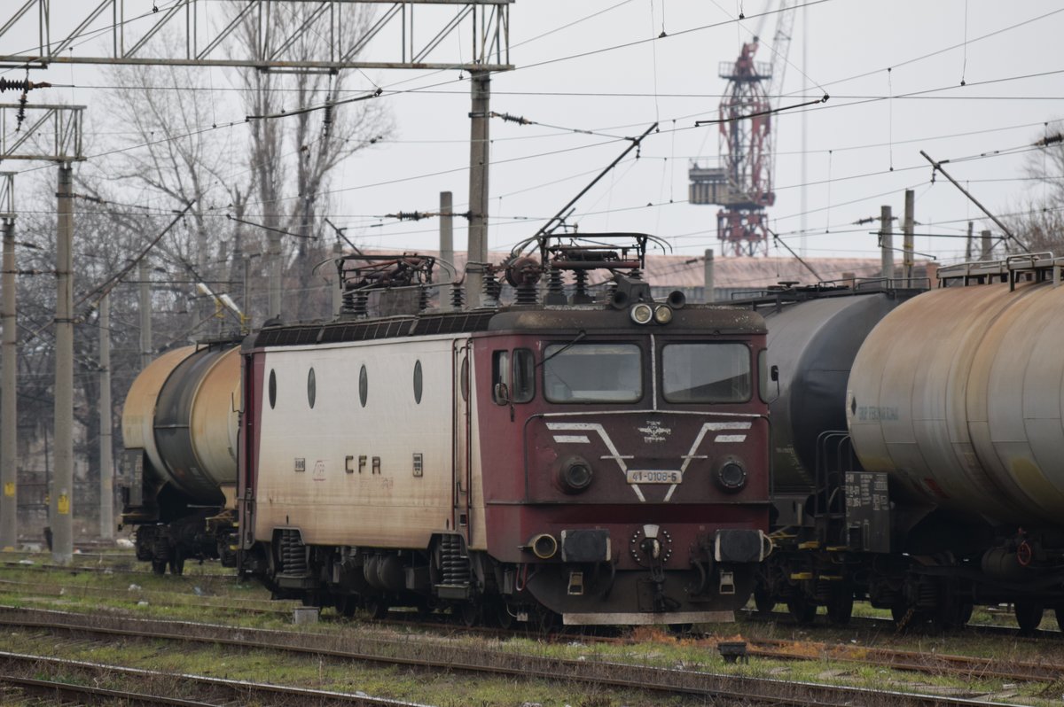 E-Lok 41-0103-5 steht abgestellt im Bahnhof Drobeta Turnu Severin am 29.12.2015.