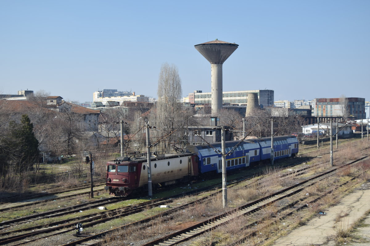 E-Lok 41-0121-8 mit Doppelstockwagengarnitur in Bahnhof Bucuresti Obor am 26.02.2017.