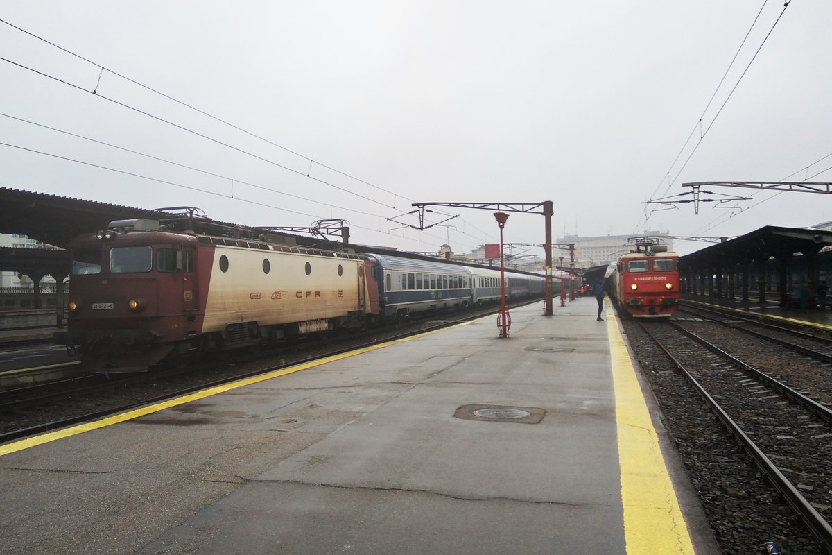 E-Lok 41-0121-8 wartet mit Interregiogarnitur am 28.12.2106 auf Abfahrt in Bukarester Nordbahnhof.