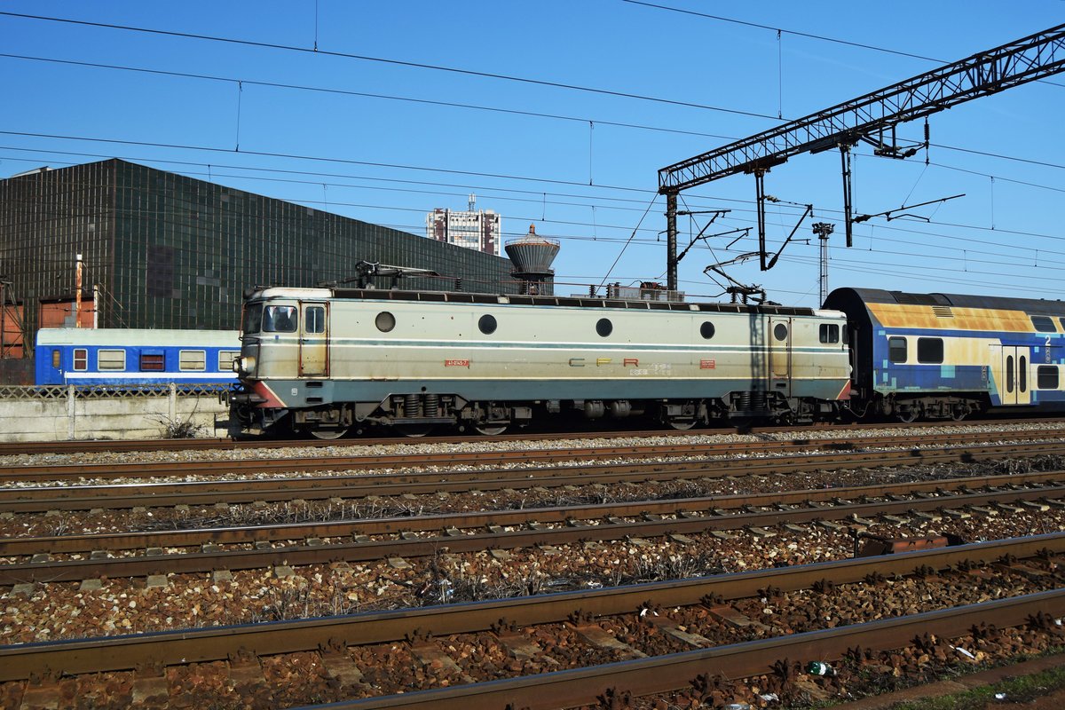 E-Lok 41-0145-7 mit Doppelstockwagengarnitur kurz nach der Abfahrt aus dem bukarester Nordbahnhof am 26.02.2017