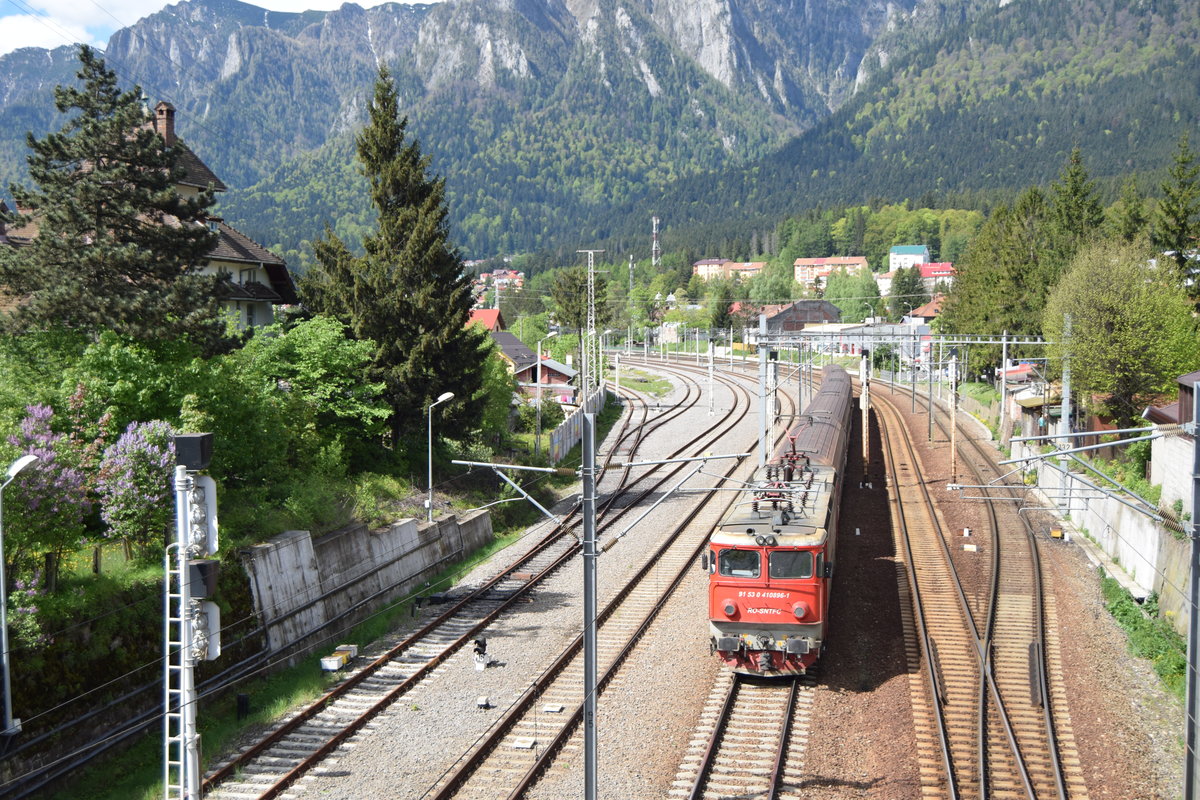E-Lok 41-0896 mit Regio in Richtung Brasov verlsst Bahnhof Busteni am 14.05.2016.