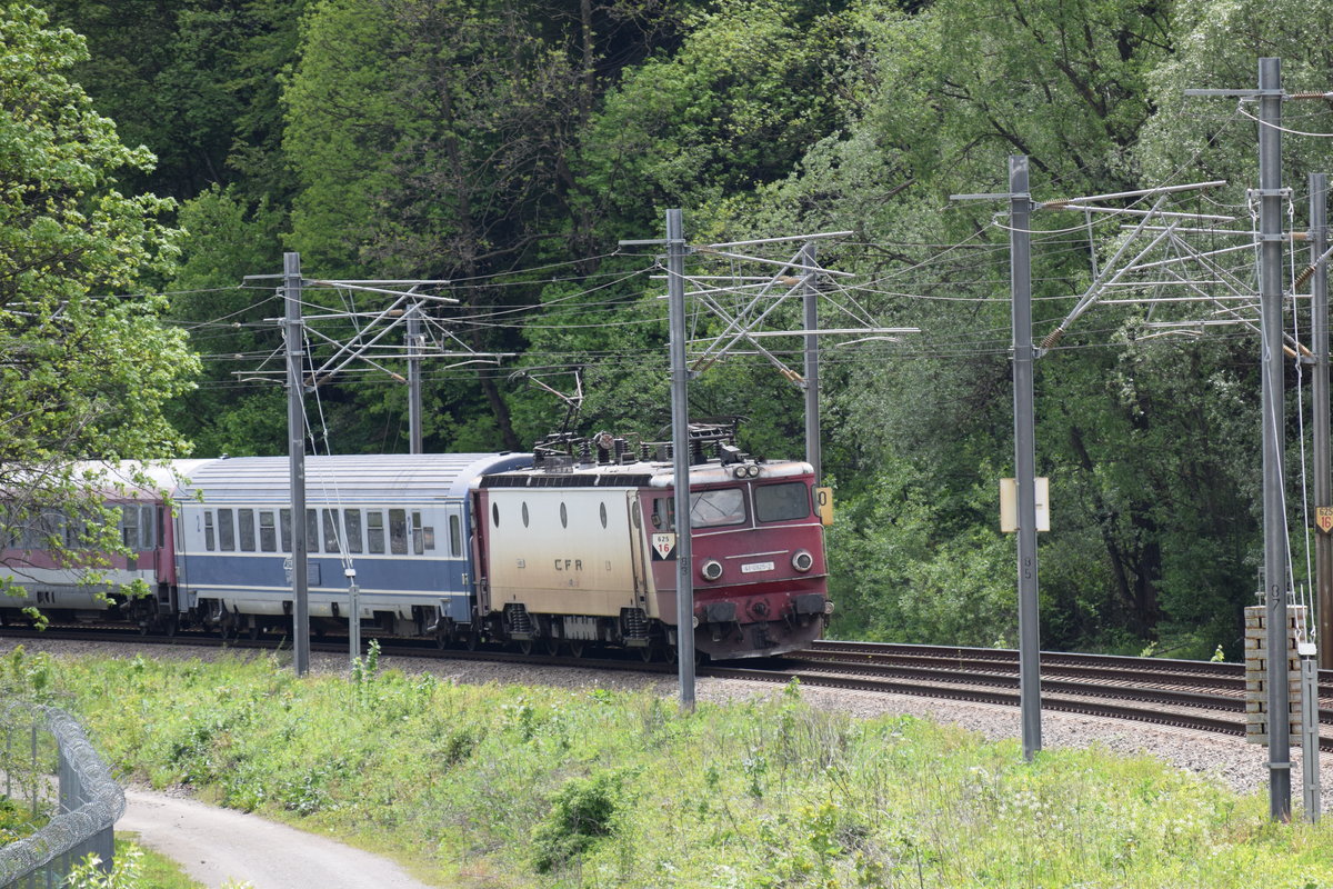 E-Lok 41-0925-2 mit Interregio von Bukarest nach Targu Mures in der Nähe von Sinaia am 14.05.2016