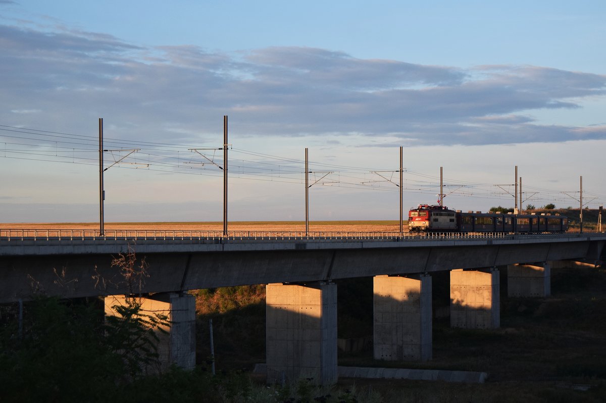 E-Lok 0 42 5570-5 mit Regio aus Richtung Calarasi auf einer Brücke, etwa 40 km entfernt von Bukarest, am 03.08.2016.